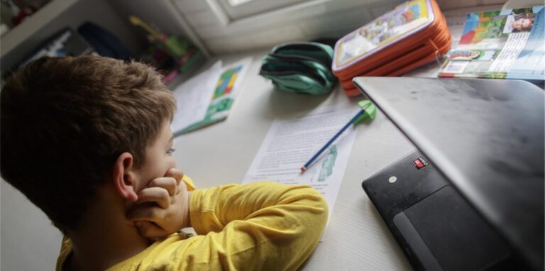 Aufgaben zu Hause können kein Ersatz für Schulunterricht sein. Viele Schüler zeigten im neuen Schulalltag Verhaltensauffälligkeiten.