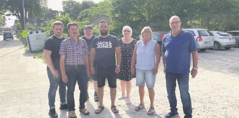 Ein Teil der Anwohner der Gartenstraße, die gegen die neue Flüchtlingsunterkunft (im Hintergrund sieht man die alte) auf dem Lehrerparkplatz sind (v.l.): Dennis und Sergej Tarde, Viktor Maar, Marco Kesseboom, Frida Maar, Monika und Michael Kesseboom.