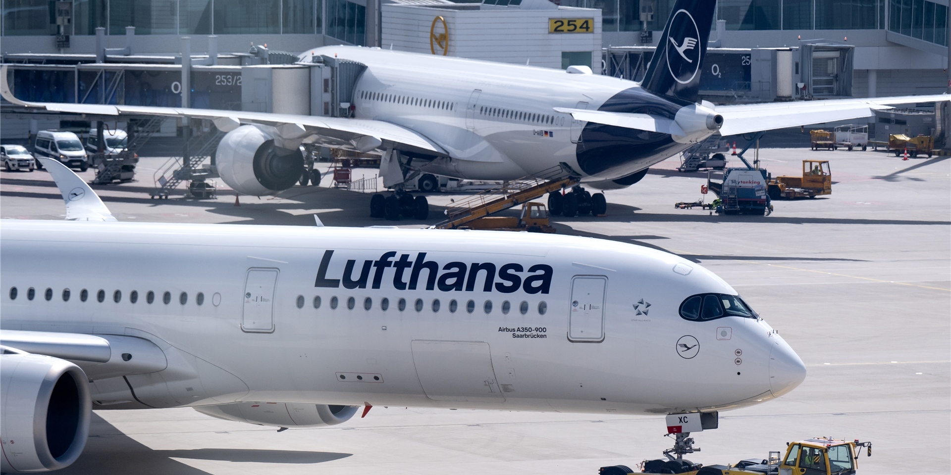 Ein Airbus A350 der Lufthansa wird am Flughafen München über das Rollfeld gezogen.