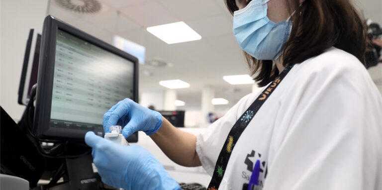 Eine Labortechnikerin arbeitet mit PCR-Tests im mikrobiologischen Labor des öffentlichen Krankenhauses Gregorio Maranon in Madrid.