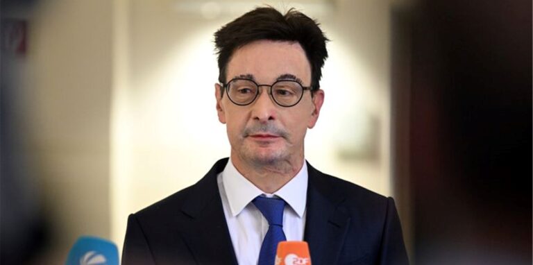 Bernhard Günther, ehemaliger Finanzchef von Innogy, gibt vor Beginn des Prozesses ein Statement ab. Mehr als vier Jahre nach dem Säureanschlag auf Günther beginnt in Wuppertal der Prozess gegen einen der mutmaßlichen Attentäter.