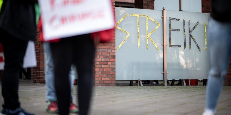 Auf einer Scheibe vor dem Eingang des Klinikum in Dortmund-Mitte steht mit Klebeband geschrieben „Streik!“.
