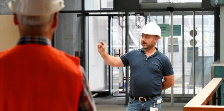 Projektleiter Christian Stojek führt interessierte Marlerinnen und Marler durch die Rathaus-Baustelle.