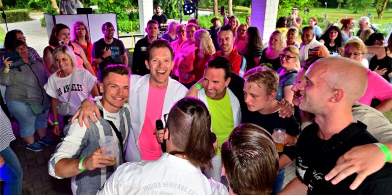 Gute Laune und viel Musik gab es am Freitagabend bei der Freibadparty zum 40. Geburtstag des Hülser Freibads, unter anderem mit dem Duo Neon (Bildmitte in weißen Sakkos).