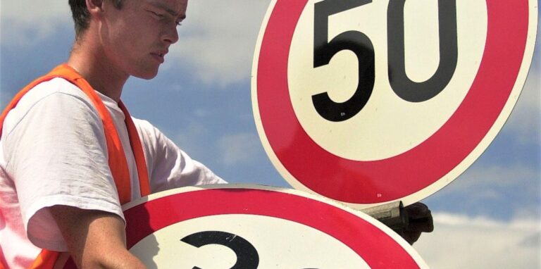 Tempo 50 oder Tempo 30: Was soll der Standard für innerstädtischen Autoverkehr sein? In dieser Frage debattierte die Politik und entschied sich tendenziell eher für Tempo 30 als 50.