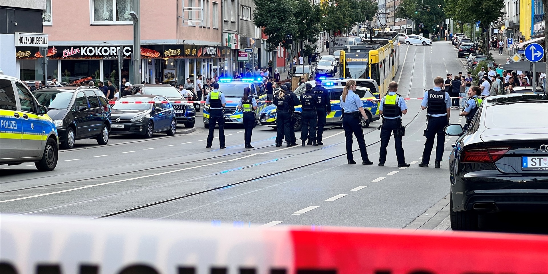 Einsatzkräfte der Polizei stehen nach einer Massenschlägerei im Essener Stadtteil Altendorf auf der Straße.