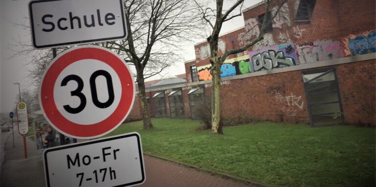 Tempo 30 auf der Bahnhofstraße: An den Schulen (hier WBG, aber auch EBG und MLKS) gilt werktags von 7 bis 17 Uhr Tempo 30. Auch in den Ferien. Für die FDP ist das ein No-Go, für die Koalition aus SPD und Grünen soll es künftig 24 Stunden am Tag an sieben Tage in der Woche gelten.
