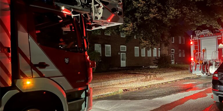 Die Feuerwehr rückte mit sechs Fahrzeugen zur Oderstraße aus.