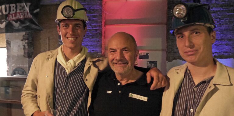 Ganz besondere Gäste durfte Uwe Hauschild (Mitte), Leiter des Geschichtskreises Schlägel & Eisen begrüßen: Jan RIering (r.) und Georg Becker vom befreundeten Förderverein „Maschinenhaus Schacht V“.
