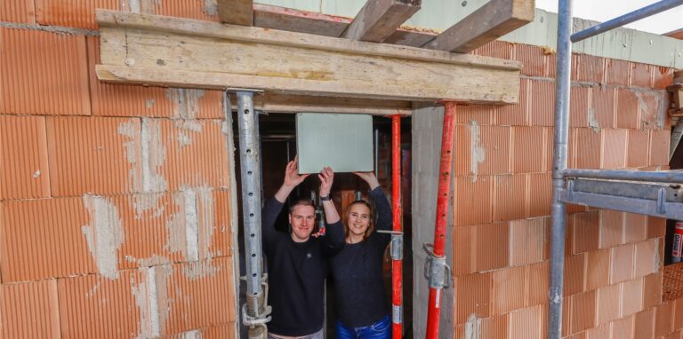 Lisa König und Chris Kremer freuen sich  in Dortmund über den Rohbau-Fortschritt. Immer mehr Gedanken müssen sie sich jetzt über den Innenausbau machen. Vor allem zum Bad gibt es viele Fragen, die sie gerade beschäftigen.
