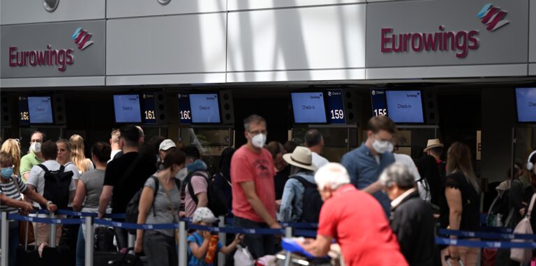 Zahlreiche Passagiere stehen an den Eurowings-Schaltern im Flughafen Düsseldorf. Ausgerechnet zum Ferienstart in NRW musste die Airline dort sowie in Köln/Bonn zahlreiche Verbindungen wegen Personalmangels streichen.