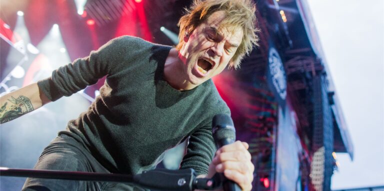 Campino, Sänger der Band „Die Toten Hosen“, steht während eines Konzerts auf der Bühne.