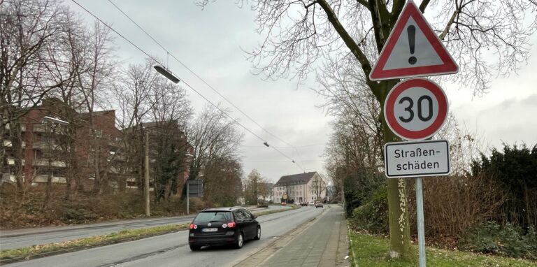 Tempo 30 gilt seit einigen Monaten am Altstadtring. Derzeit aber nur wegen der schlechten Straßenverhältnisse.