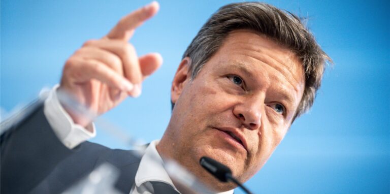 Robert Habeck (Bündnis 90/Die Grünen), Bundesminister für Wirtschaft und Klimaschutz, spricht bei einem Pressestatement.