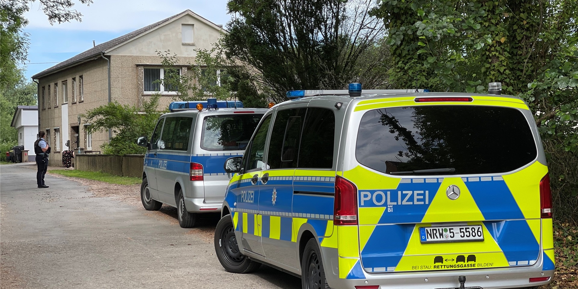 Polizeifahrzeuge stehen im Rahmen einer Grossfahndung auf einer Strasse in Kalletal.