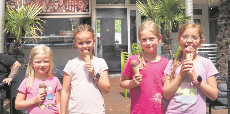 Vier Mädchen schlecken ein Eis.