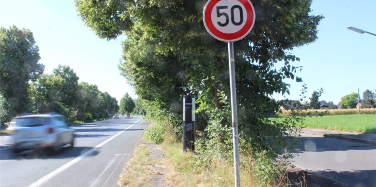 Ein Auto fährt an einem Blitzer an der Münsterstraße in Waltrop vorbei; im Vordergrund ein Tempo-50-Schild.