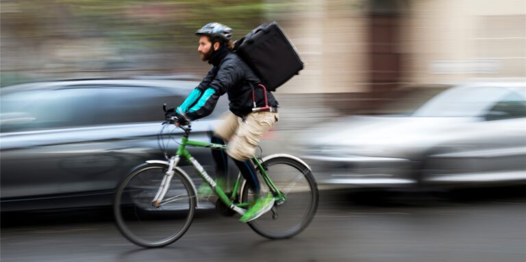 Per Fahrrad lieferte ein Bote am Dienstagmorgen (28.6.) in Bertlich seine Pakete aus, als eines davon plötzlich in Brand geriet (Symbolbild).
