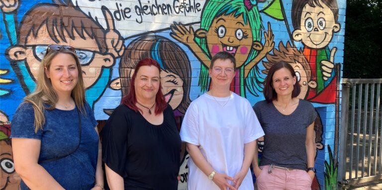 Die Awo Marl setzt sich für einen besseren Ganztag ein, den das Land stärker finanziell fördert (v. r.): Barbara Wolthaus, Fachbereichsleiterin für den Offenen Ganztag in Marl, Koordinatorin Natalia Mamaeva und Martina Wolff, Leiterin der OGS an der Goetheschule. Auch Christina Weber, Mutter eines Schülers, unterstützt die Awo.
