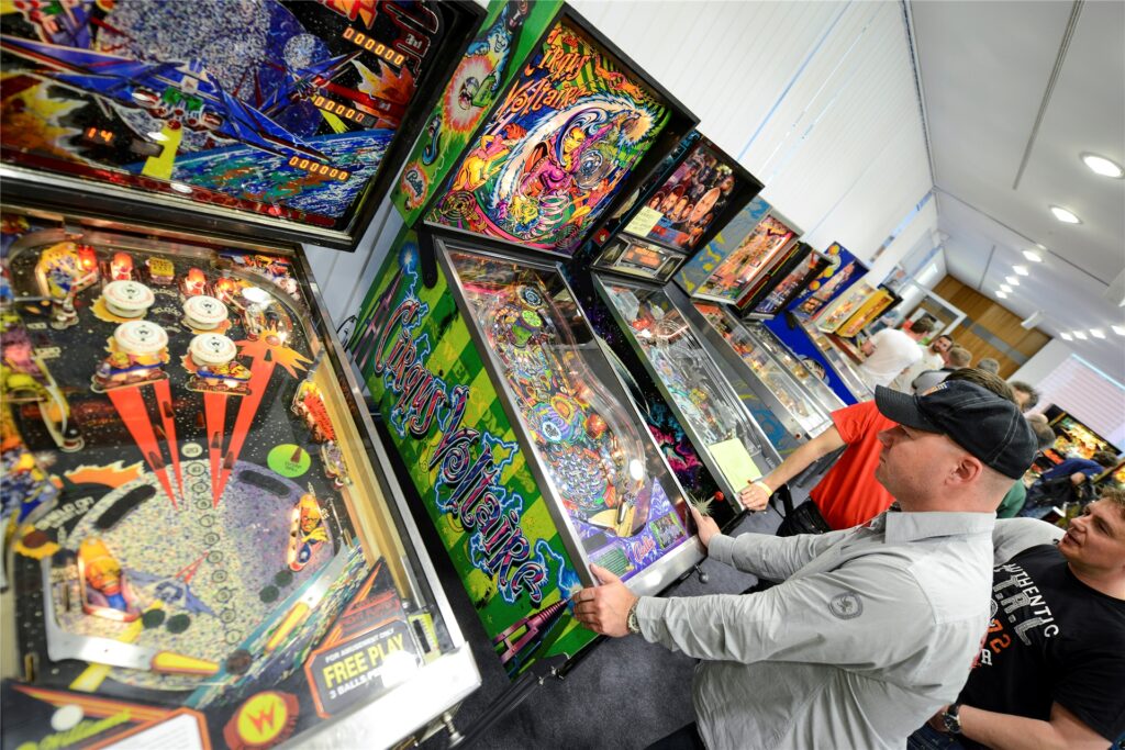 Das Spiel am Flipperautomaten zieht auch heutzutage immer noch viele Menschen in ihren Bann Das Spiel am Flipperautomaten zieht auch heutzutage immer noch viele Menschen in ihren Bann