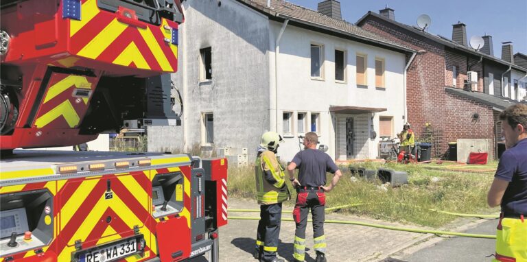 Die Feuerwehr vor einem Doppelhaus, in dem es gebrannt hat.