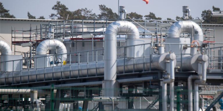 Blick auf Rohrsysteme und Absperrvorrichtungen in der Gasempfangsstation der Ostseepipeline Nord Stream 1 und der Übernahmestation der Ferngasleitung OPAL (Ostsee-Pipeline-Anbindungsleitung).