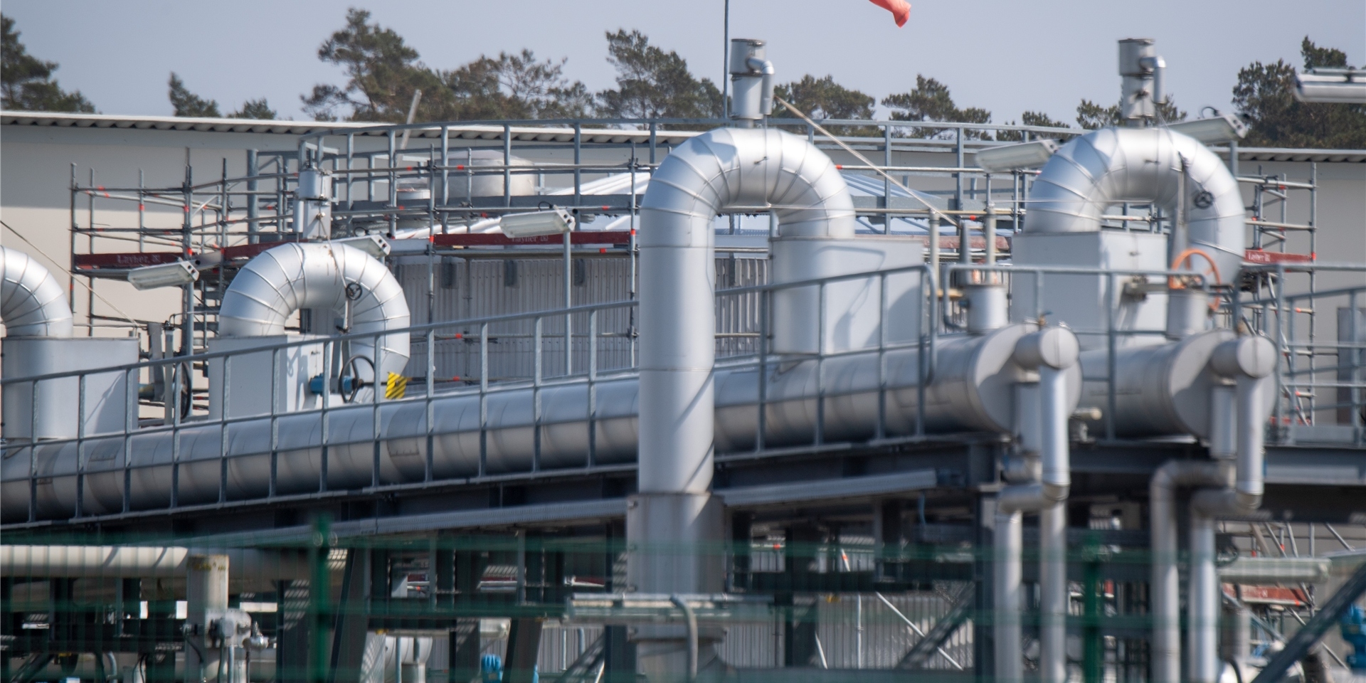 Blick auf Rohrsysteme und Absperrvorrichtungen in der Gasempfangsstation der Ostseepipeline Nord Stream 1 und der Übernahmestation der Ferngasleitung OPAL (Ostsee-Pipeline-Anbindungsleitung).