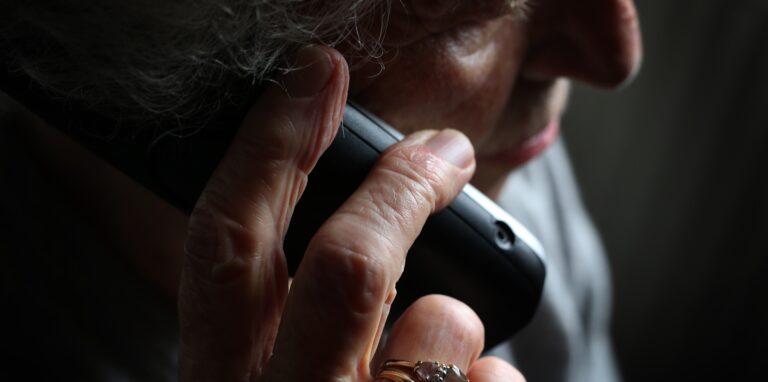 Was eine ältere Frau in einem Telefongespräch zu hören bekam, ließ sie völlig geschockt zurück. (Symbolfoto)