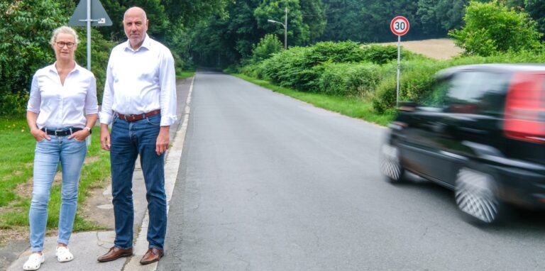 Ein Mann und eine Frau stehen am Rand einer Straße