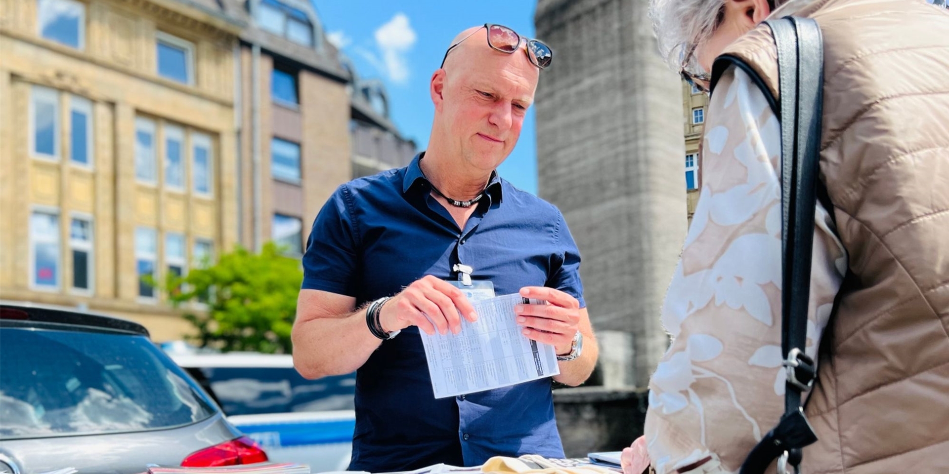 Kriminal-Hauptkommissar Lothar Zentzis und weitere Kolleginnen und Kollegen vom Kommissariat für Kriminalprävention und Opferschutz (KKPO) informierten die Bevölkerung beim Präventionstag in Castrop-Rauxel über die Themen Handtaschendiebstahl und Einbruchschutz.
