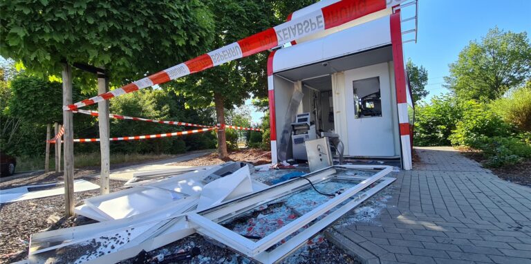 Gesprengte Sparkassen-Geldautomaten in einem Container.