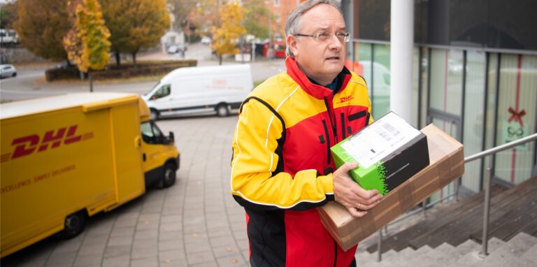 Andreas Stoch, Landes- und Fraktionsvorsitzender der SPD Baden-Württemberg, läuft mit zwei Paketen in der Hand eine Treppe am CARRE Bad Cannstatt hoch.
