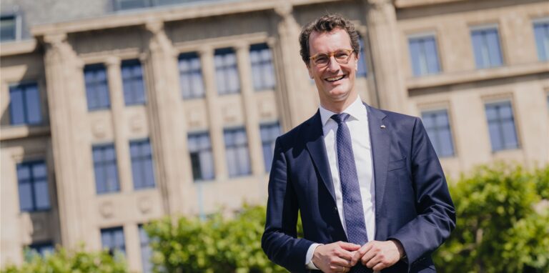 Hendrik Wüst (CDU), Ministerpräsident von Nordrhein-Westfalen, steht nach seiner Wiederwahl vor der Staatskanzlei.