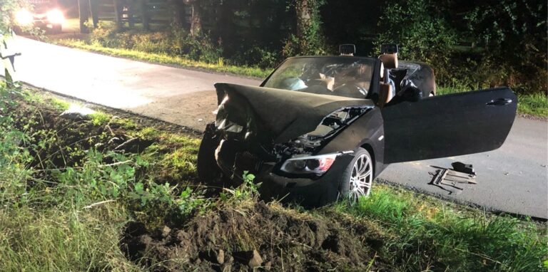 Bei einem Unfall gegen Mitternacht in Vinnum verunglückten drei Männer in einem Cabrio.