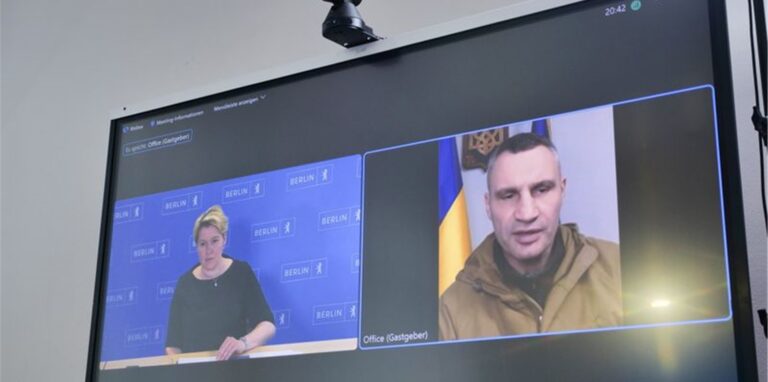 Ein von der Senatskanzlei in Berlin zur Verfügung gestelltes Foto zeigt das Fake-Videotelefonat zwischen einem vorgeblichen Vitali Klitschko mit Berlins Regierender Bürgermeisterin Franziska Giffey.