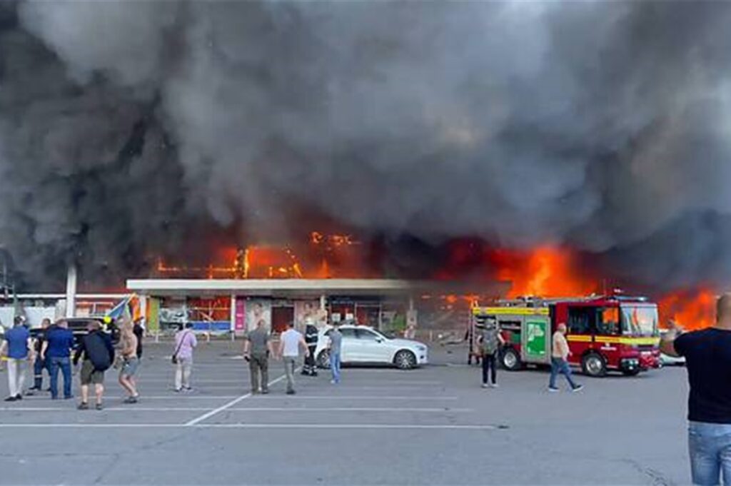 Brennendes Einkaufszentrum im ukrainischen Kremenchuk am 27. Juni 2022: Nach Angaben aus Moskau ist dafür die Explosion westlicher Munition verantwortlich, die die russische Luftwaffe Brennendes Einkaufszentrum im ukrainischen Kremenchuk am 27. Juni 2022: Nach Angaben aus Moskau ist dafür die Explosion westlicher Munition verantwortlich, die die russische Luftwaffe