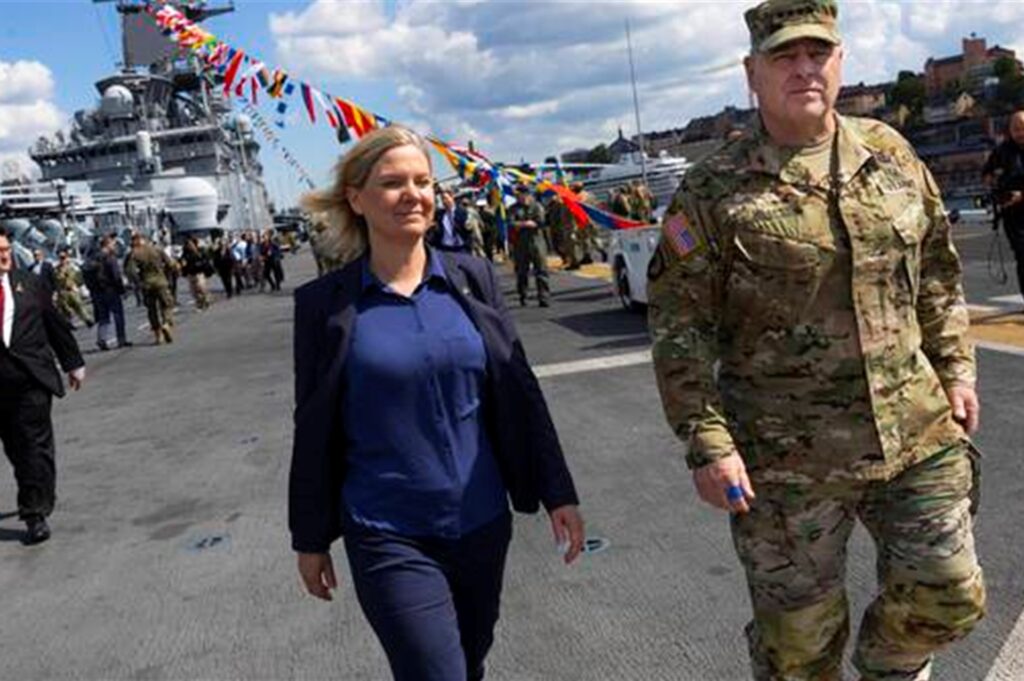 Der Sommer 2022 brachte das Ende der jahrhundertealten Neutralität Schwedens: Premierministerin Magdalena Andersson und der oberste General der USA, Mark Milley, bei einem Treffen Anfang Juni in Stockholm. Der Sommer 2022 brachte das Ende der jahrhundertealten Neutralität Schwedens: Premierministerin Magdalena Andersson und der oberste General der USA, Mark Milley, bei einem Treffen Anfang Juni in Stockholm.