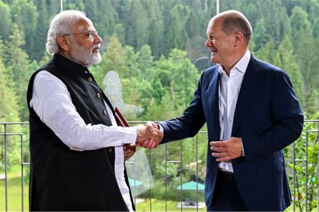 Globales Zusammenrücken der Demokratien: Bundeskanzler Olaf Scholz beim G7-Gipfel in Bayern Narendra Modi, den Premierminister von Indien. Globales Zusammenrücken der Demokratien: Bundeskanzler Olaf Scholz beim G7-Gipfel in Bayern Narendra Modi, den Premierminister von Indien.