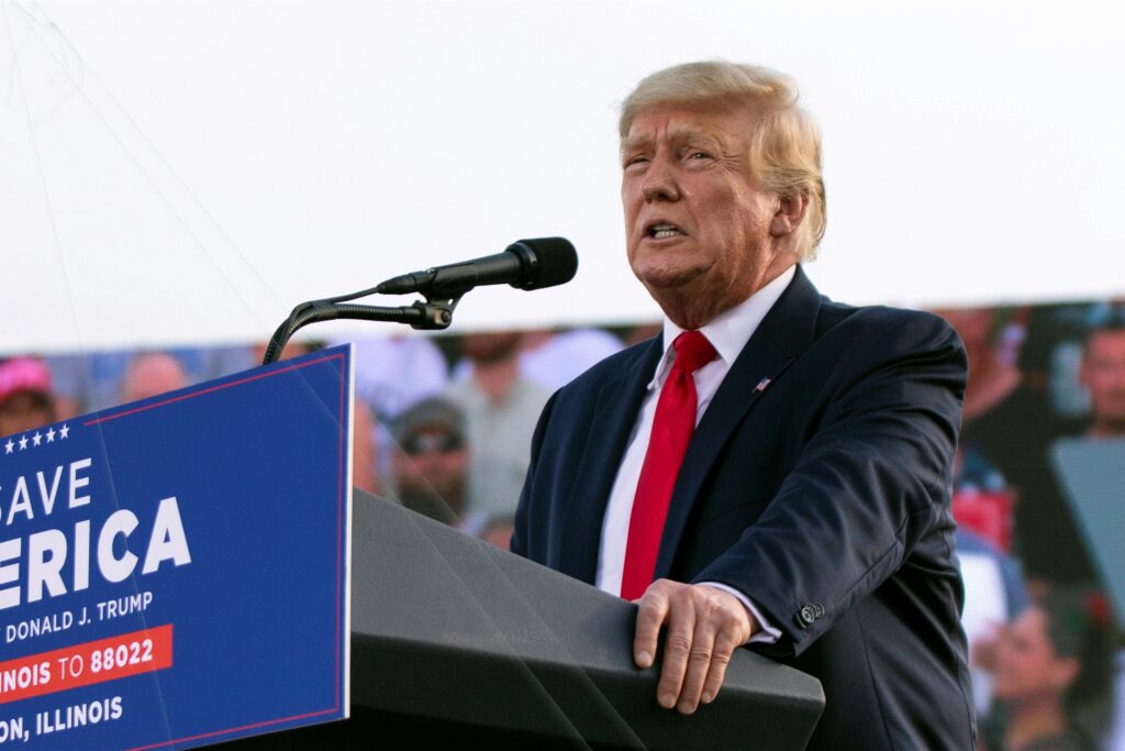 Der ehemalige Präsident Donald Trump spricht bei einer Kundgebung auf dem Adams County Fairgrounds in Mendon, Illinois. Der ehemalige Präsident Donald Trump spricht bei einer Kundgebung auf dem Adams County Fairgrounds in Mendon, Illinois.