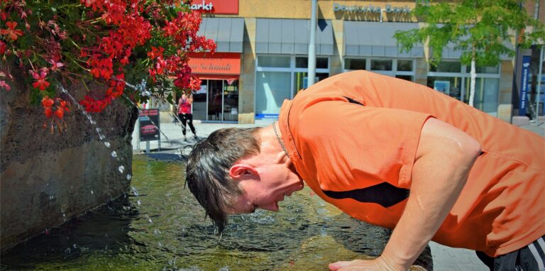 Der Reiterbrunnen diente diesem Mann zur Abkühlung. Trinken sollte man dieses Wasser nicht.
