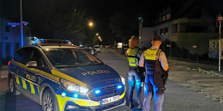 Polizisten haben am Sonntagabend (26.6.) drei mutmaßliche Einbrecher überrascht. Bei einer Schussabgabe durch einen Polizisten wurde einer der Männer schwer verletzt.