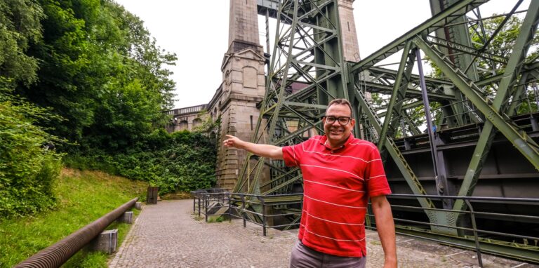 Ein Mann vor dem alten Schiffshebewerk