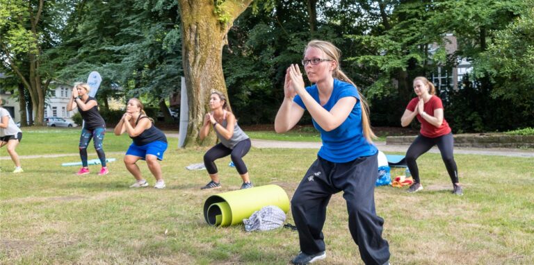 Frauen trainieren im Marler Volkspark die Trendsportart Strong Nation.