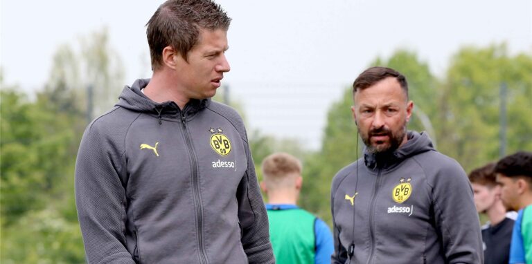 Mike Tullberg und Daniel Rios von der BVB-U19 stehen am Spielfeldrand.