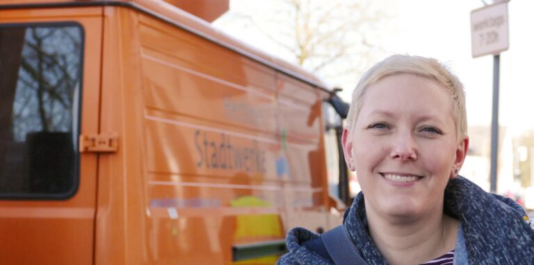 Stadtwerke-Sprecherin Kerstin Walberg vor einem Fahrzeug des Hertener Energieversorgers.