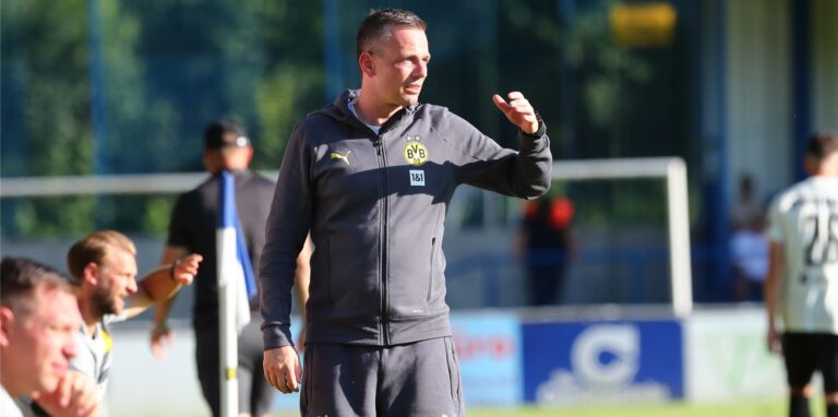 Christian Preußer blickt gegen die Sonne.