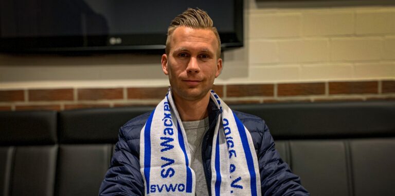 Florian Gerding unterschreibt seinen Vertrag bei Wacker Obercastrop.