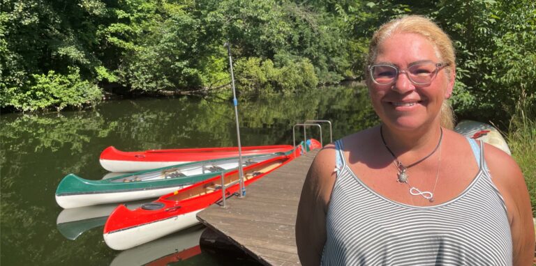 Anja Niehues vom Bootsverleih Nieheus rief den Rettungsdienst – als die Feuerwehr eintraf, verlieh sie den Einsatzkräften ein Tretboot.
