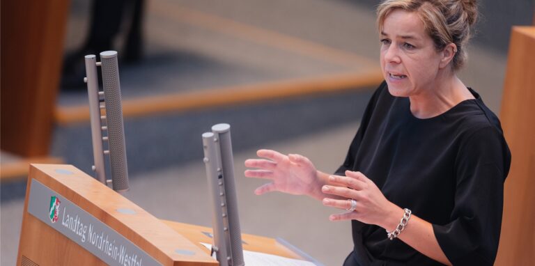 Mona Neubaur (Bündnis 90/Die Grünen), Ministerin für Wirtschaft, Industrie, Klimaschutz und Energie, spricht im Landtag von Nordrhein-Westfalen.
