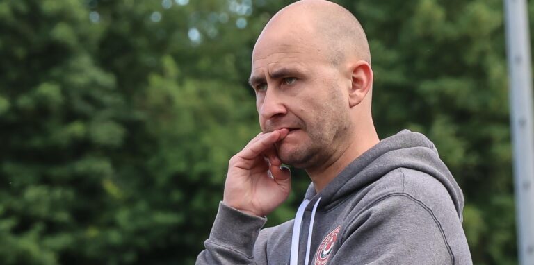 Trainer Paul Helfer beißt sich auf die Finger.